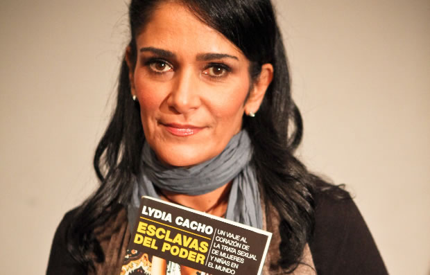 Se carea Lydia Cacho con policía acusado de haberla torturado