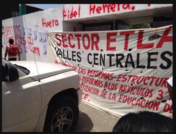 Maestros vandalizan en la sede del PRI como parte del boicot a las elecciones