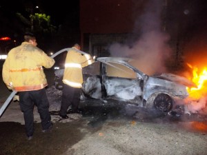 Queman auto de reportero, frente a oficinas de la PGR