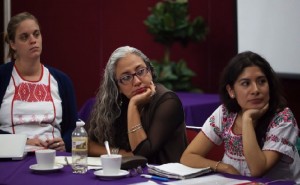 Yesca Sánchez Maya flanqueada por otras defensoras de derechos humanos. Foto: Prometeo Lucero.