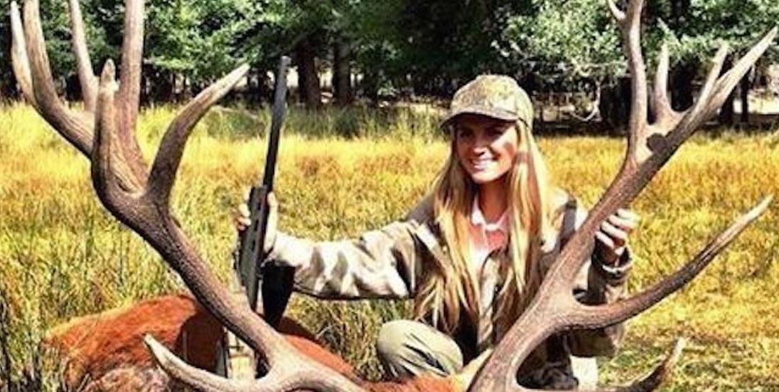 Con rifle en mano, la hija del Secretario de Turismo exhibe un venado como su trofeo de caza