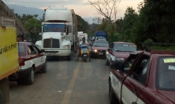 Prolongan martirio para automovilista; bloqueo en la vía Tuxtepec-Huautla cumple 48 horas