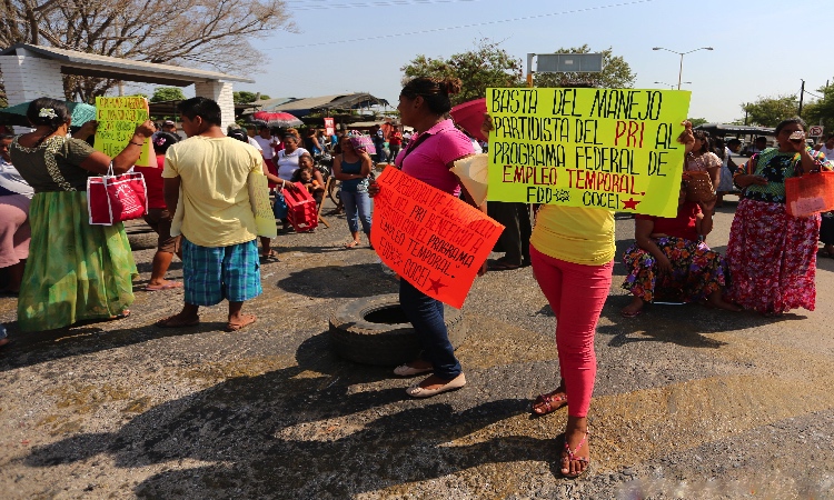 Juchitecos demandan programas de Sedesol y bloquean tramo federal