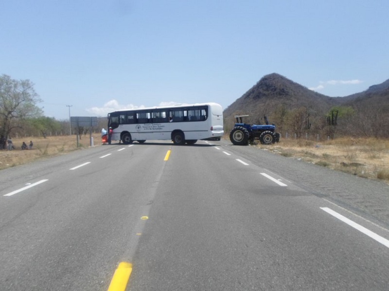 Dos bloqueos carreteros en el Istmo impiden tránsito a capital oaxaqueña