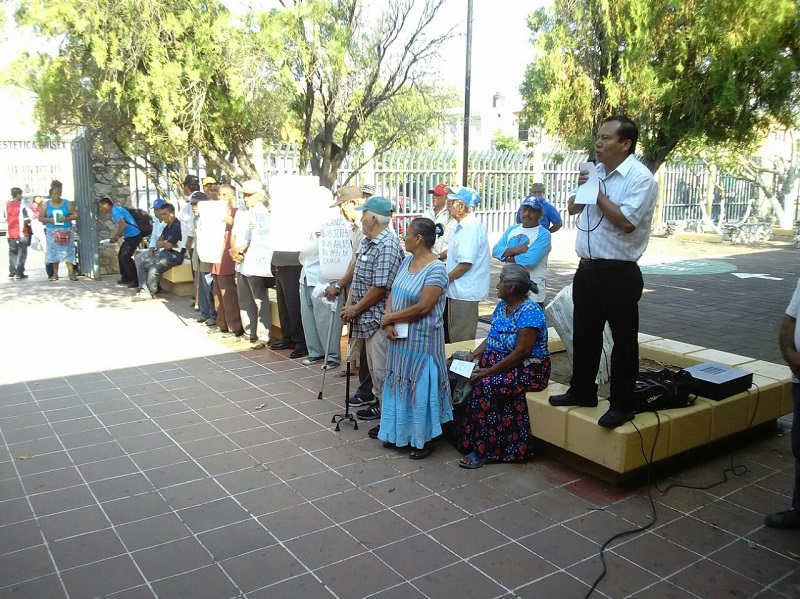 Jubilados del IMSS demandan medicamentos y prestaciones médicas en Juchitán