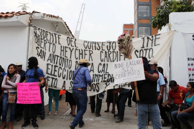 Por disputa del poder, habitantes de San Antonio de la Cal, toman el INE y retienen a trabajadores 
