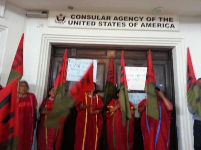 MULT toma consulado de EU en apoyo a jornaleros de San Quintín