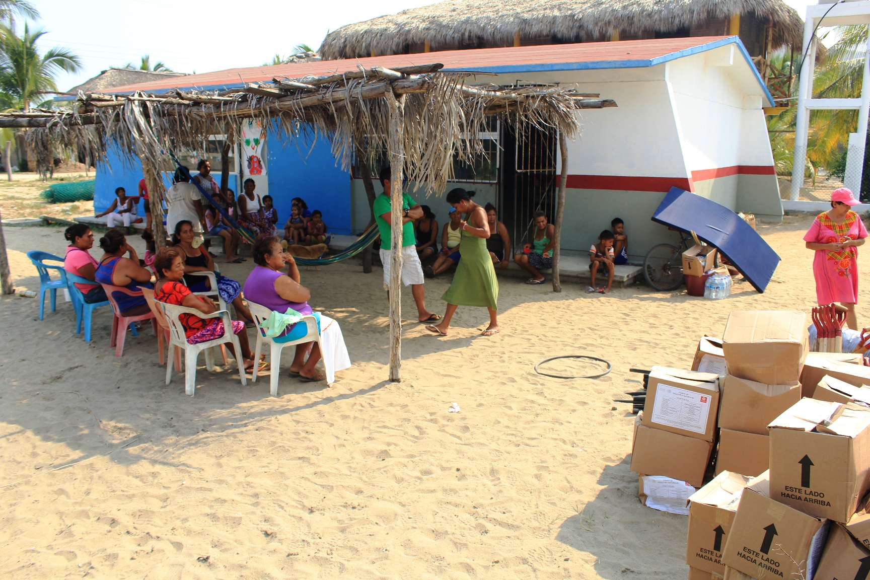 Gobierno de Oaxaca y Federación inician entrega de insumos a familias afectadas por Mar de Fondo, en la región de la Costa