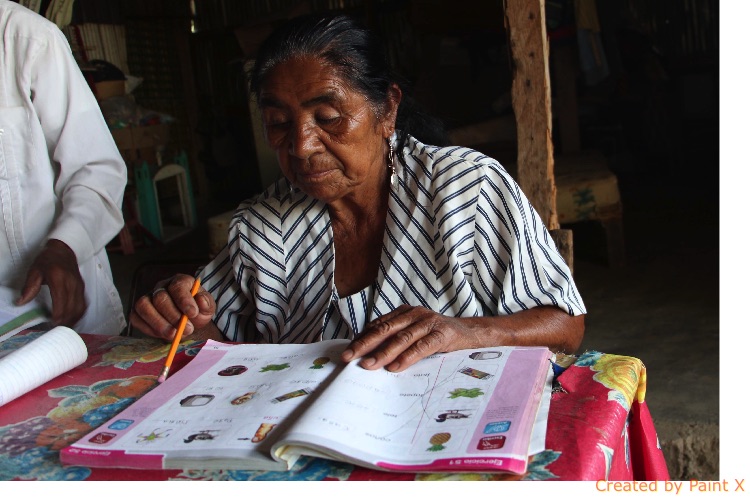 A sus 79 años, Doña Gorgonia hace realidad su sueño de aprender a leer y escribir