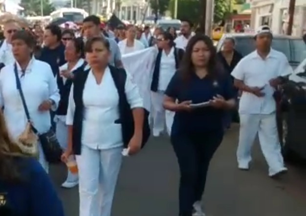 Trabajadores de Salud marchan a dos semanas de estallar en paro de labores