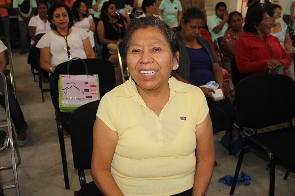 Personas adultas mayores son beneficiadas con prótesis dentales gratuitas