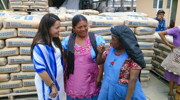Contribuye Natividad Díaz a resarcir los rezagos de pobladores Ejutla de Crespo