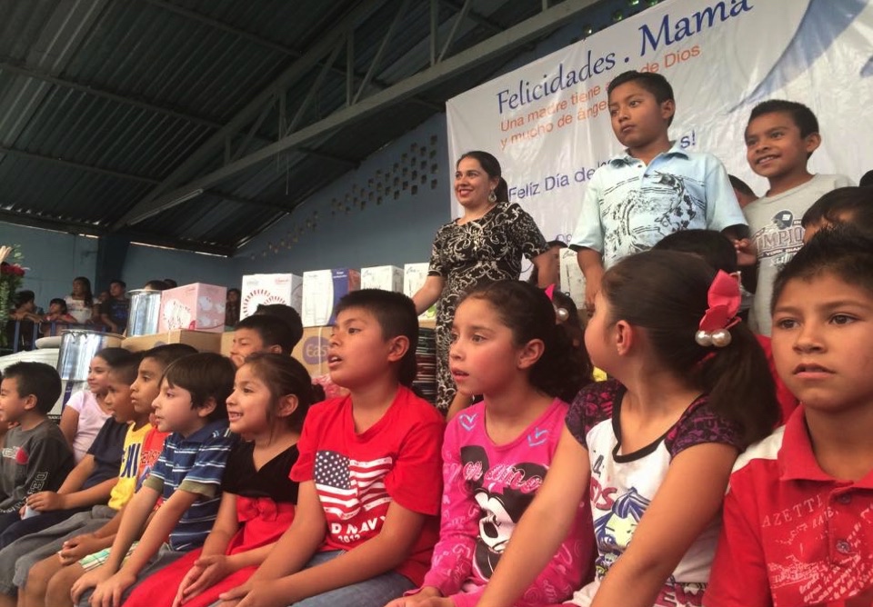Festeja Natividad  Díaz el diez de mayo con madres ejutecas