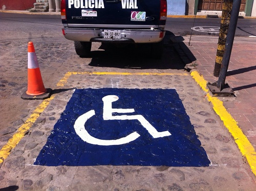 Policía Vial sancionará a conductores que ocupen espacios para personas con discapacidad en plazas comerciales