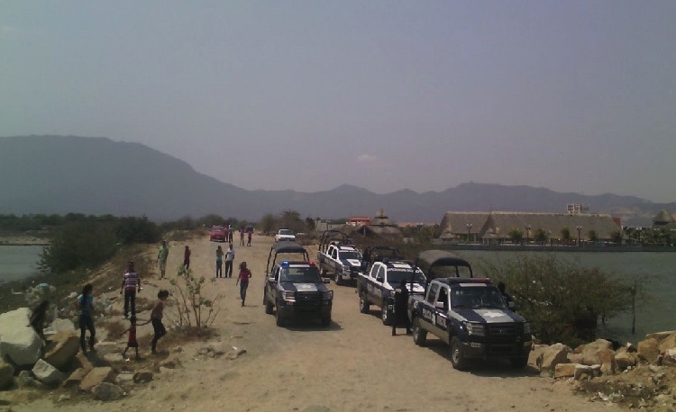 Mar de fondo inunda camioneta en playa Salinas del Marqués