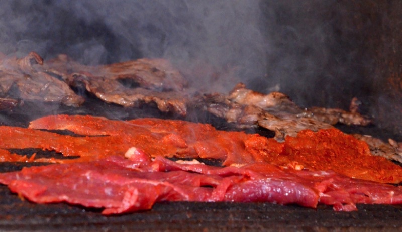 Oaxaqueños y visitantes disfrutan de los sabores tradicionales ofrecidos por vendedores del Mercado 20 de Noviembre