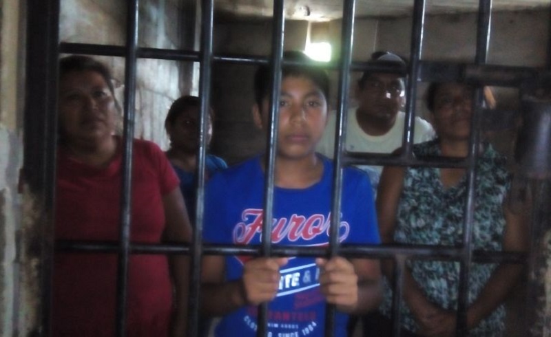 En el Istmo, Síndico encierra a familia por vender cerveza afuera de estadio de futbol