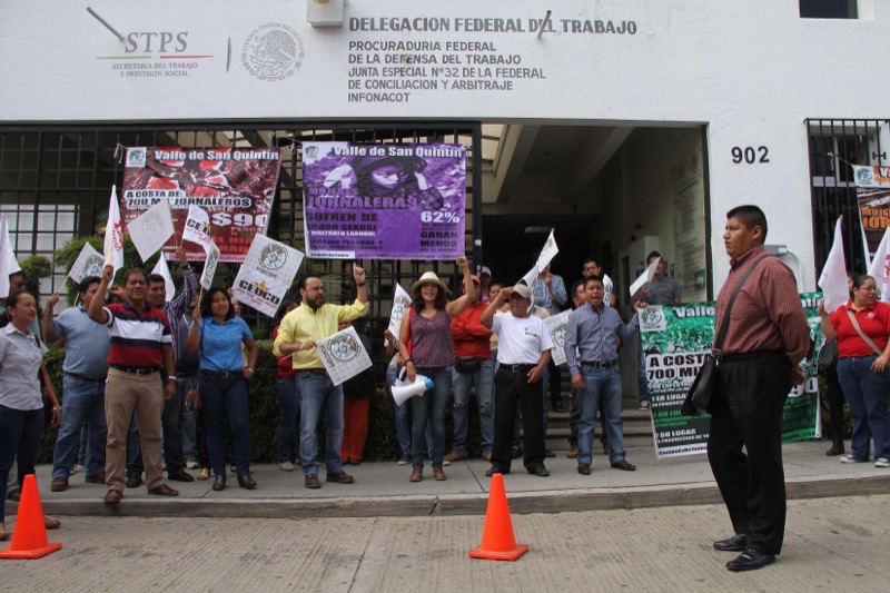 Protestan en delegación federal del Trabajo en apoyo a jornaleros de San Quintín