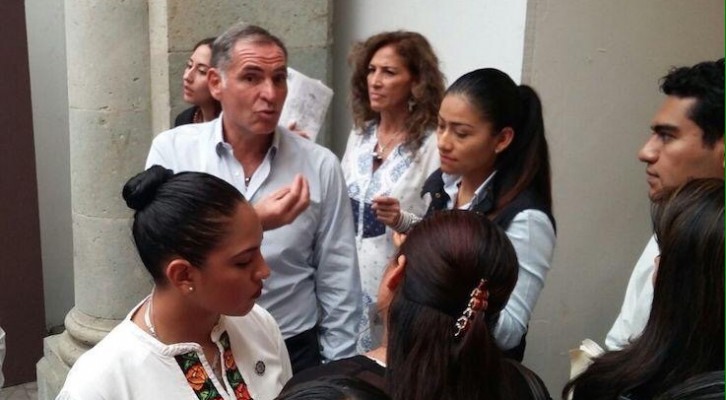 Cué desaira censura en CORTV y director de emisora despide a conductor por revelar fallas en trasmisión de debate