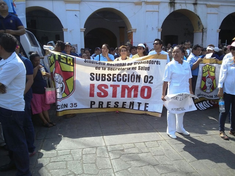 Con marcha trabajadores del sector salud exigen renuncia de Germán Tenorio