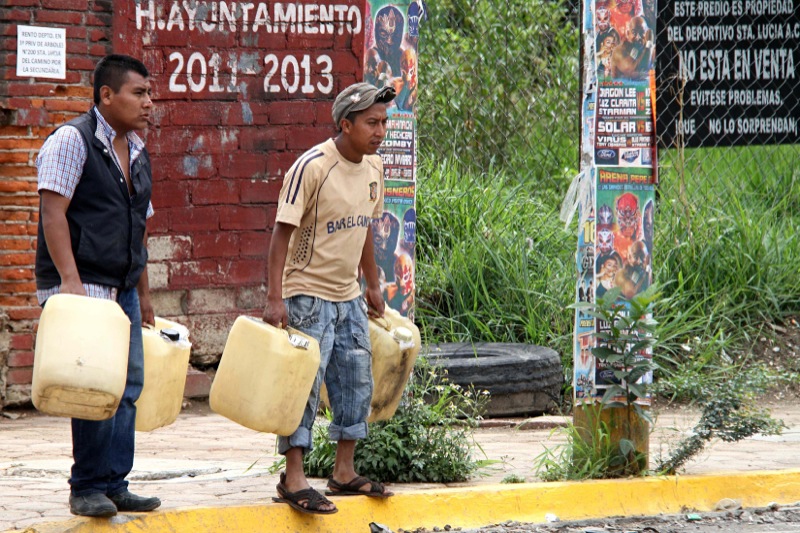 Segundo día de lucha magisterial en Oaxaca provoca desabasto de gasolina