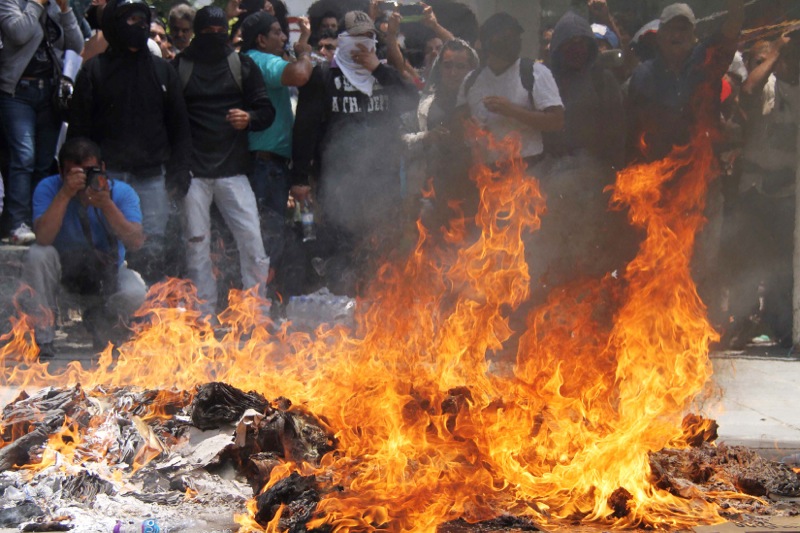 Se presentan 630 incidentes en Oaxaca, roban y queman 216 casillas y suspenden elecciones en 136