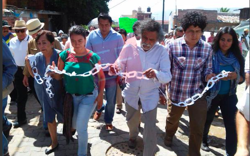 Con cohetones, grupo de choque impide clausura ciudadana al Centro de Convenciones