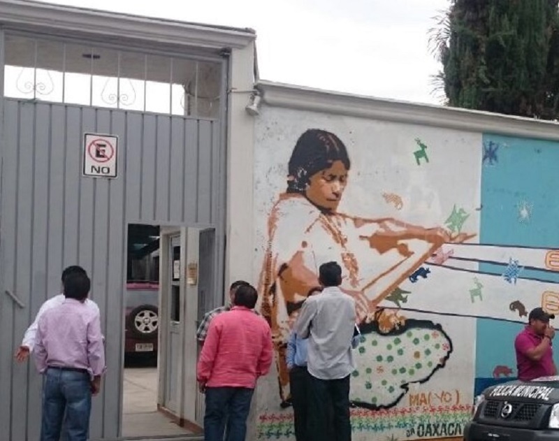 Exige Coicoyán de las Flores culminación de obras; protestan pobladores en la CDI