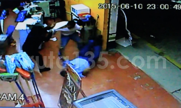 Cámara de seguridad capta asalto a minisúper de Huautla; vecinos detienen a delincuente