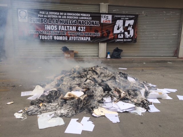 Integrantes del FPR en apoyo a Sección 22 queman papelería electoral