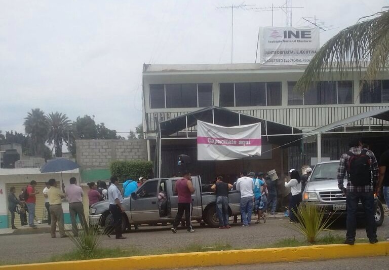 Madruga INE al magisterio; saca de sedes, paquetería electoral y boletas. Entrega a funcionarios de casilla