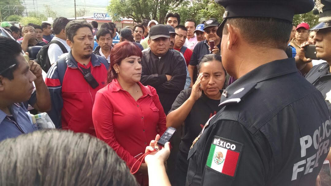 Policías estatales y federales resguardan aeropuerto internacional; maestros se resisten a la negociación 