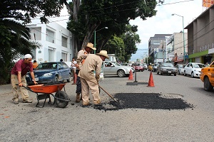 A pesar de lluvias, Municipio capitalino reinició programa de bacheo en calles y avenidas