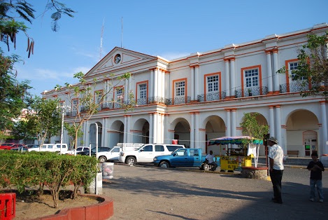 Pobladores de San José del Paraíso mantienen retenido a regidor de Obras de Tehuantepec