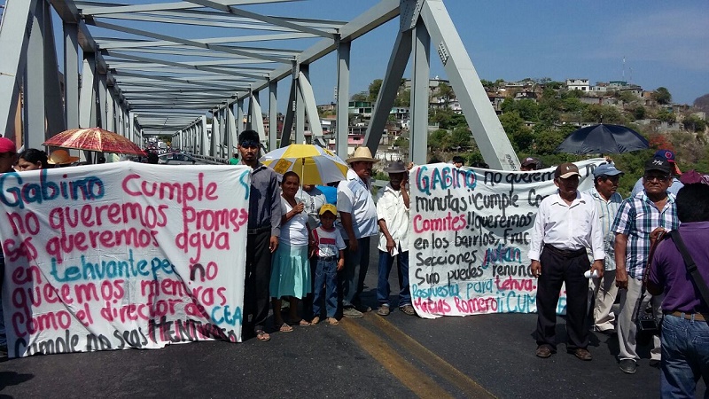 Bloquean usuarios puente de fierro en Tehuantepec por falta del vital líquido