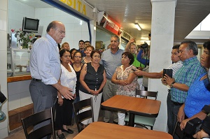 Dota Villacaña de mobiliario a locatarios de mercado la Merced