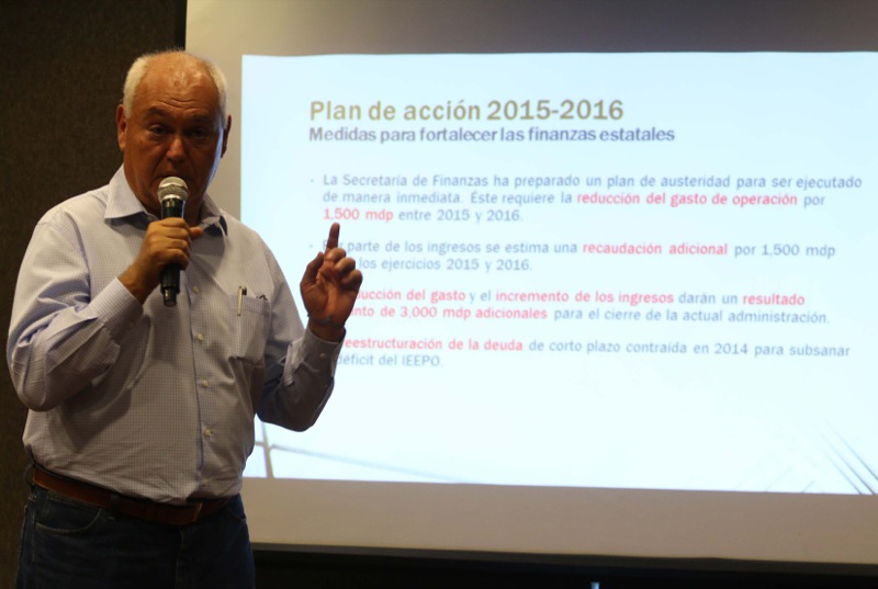 Gabino Cué sigue superando a Ulises Ruiz, ahora heredará una deuda de 12 MMDP