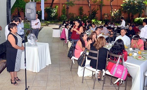 Festejan a trabajadores del Congreso Estatal