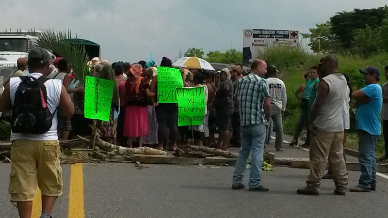 Bloquean habitantes de Palomares carretera federal, exigen justicia por asalto a casa de las religiosas