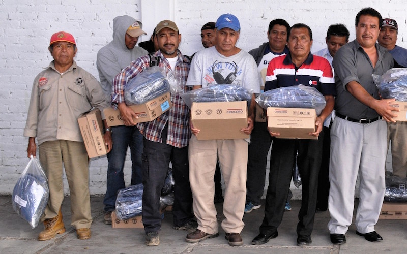 Gobierno de Xoxo entrega uniformes a trabajadores del sindicato