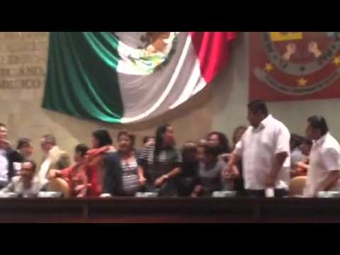 Video del «asalto» a tribuna que realizó la fracción del PRI en el Congreso de Oaxaca