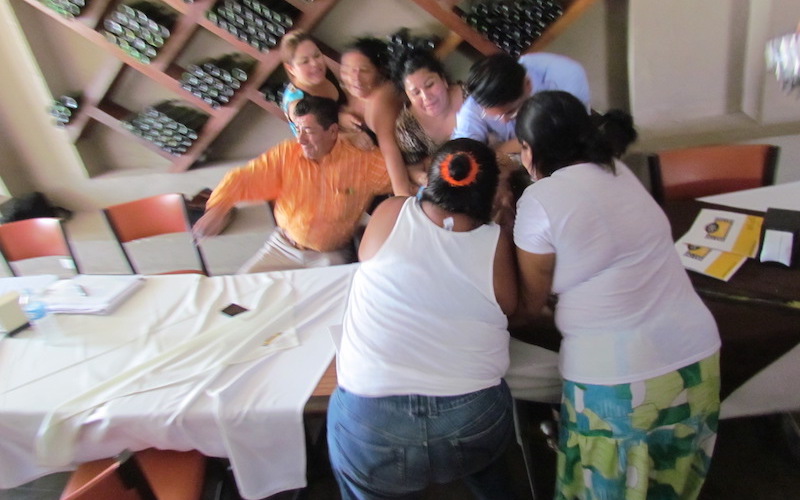 Atacan a “huevazos” a Presidenta y Secretaria del INE en Juchitán