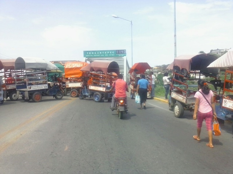 Motocarros bloquean puente de fierro en Tehuantepec