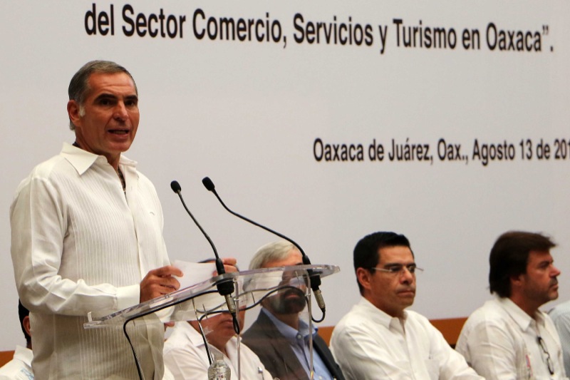En 2 décadas se perdieron 634 días-clase; ahora, 3 faltas y se despedirán maestros; al relevo normalistas: Cué