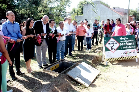 Entrega Villacaña obra de electrificación;  una de acciones de desarrollo social para San Martín Mexicapam