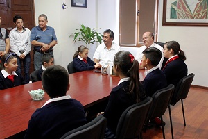 Recibe Javier Villacaña a estudiantes de excursión cultural vacacional “Caminos de insurgencia”