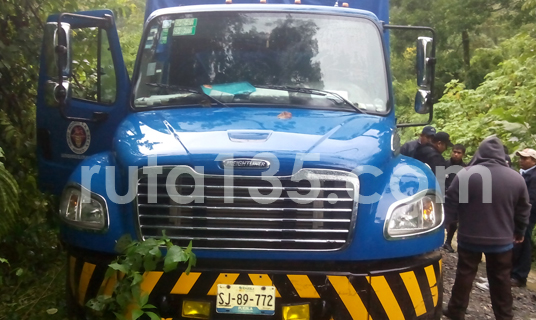 Encapuchados con uniforme militar asaltan camión cervecero en Chilchotla; un herido