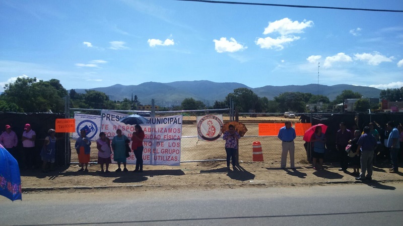 Piden comerciantes del mercado de Xoxo detener obra de Chedraui
