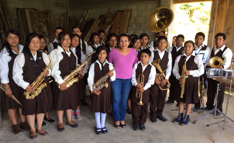 Apoya diputada Irais González Melo con uniformes a banda de música infantil de San José el Porvenir