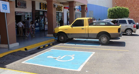 Más de 600 infracciones por no respetar espacios para personas con discapacidad en plazas comerciales